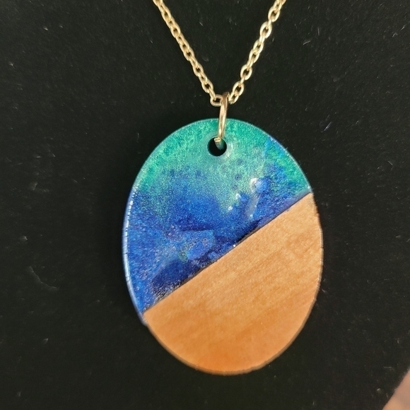 RESIN and wood pendant and chain - Picture 3 of 6